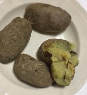 O pulpă fiartă și piure cu cocoloașe, prânzul unui copil la Spitalul Orășenesc Sinaia