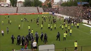 Imagini cu bătaia de la meciul Steaua București - Carmen. Un steward, lăsat fără pantaloni (Video)