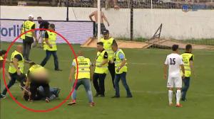 Imagini cu bătaia de la meciul Steaua București - Carmen. Un steward, lăsat fără pantaloni (Video)