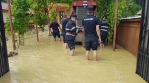 Peste 120 de pompieri luptă în Piatra Neamţ pentru limitarea pagubelor de la inundaţii (Foto)