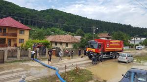 Peste 120 de pompieri luptă în Piatra Neamţ pentru limitarea pagubelor de la inundaţii (Foto)