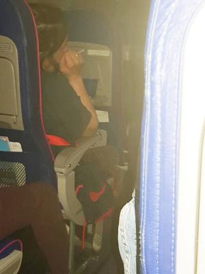 O bătrână care venea cu avionul la Bucureşti n-a avut 4 € pentru un sandwich, o stewardesă a făcut un gest impresionant