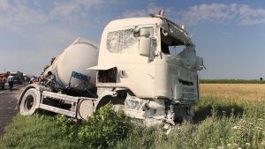 Un şofer a intrat cu cisterna într-o camionetă încărcată cu vopsea albă, la Mihăileşti, în Buzău
