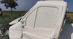 Un şofer a intrat cu cisterna într-o camionetă încărcată cu vopsea albă, la Mihăileşti, în Buzău