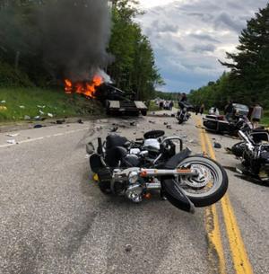 Şapte motociclişti au murit pe loc după ce o camionetă i-a spulberat pe contrasens. Carnagiu în New Hampshire, SUA (Video)