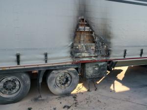 Un şofer român a dat foc camionului unui coleg, în Germania. Gătea cina în parcare, între TIR-uri
