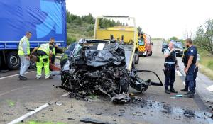 Groază pentru un şofer român, o maşină a intrat direct în TIR-ul lui, pe contrasens, în Franţa, şi s-a făcut praf