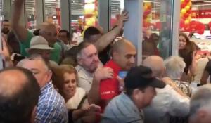 Omor pe tigăi, la Brăila. Sute de oameni s-au călcat în picioare într-un supermarket, în 10 minute s-a epuizat marfa (video)