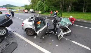 Maşină dezmembrată la Codlea, în impactul cu un alt autoturism. Doi oameni scoşi aproape morţi din epavă