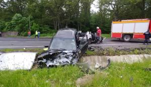 Maşină dezmembrată la Codlea, în impactul cu un alt autoturism. Doi oameni scoşi aproape morţi din epavă