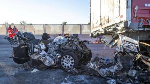 Imagini de groază pe autostradă, un Nissan a fost strivit între două camioane, în Germania