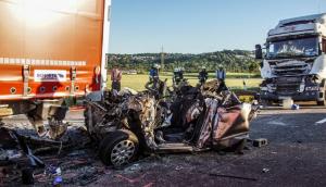 Imagini de groază pe autostradă, un Nissan a fost strivit între două camioane, în Germania