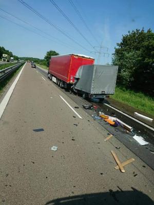 Imagini de coşmar în Germania. Un şofer român a murit, s-a făcut praf de un TIR condus de alt român