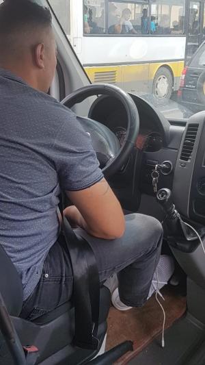 Un şofer de microbuz pe ruta Tg. Mureş - Braşov se uită la emisiuni tv pe telefon, când conduce (video)