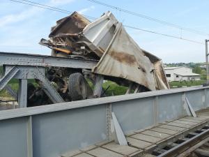 Un tren de călători s-a înfipt într-un camion, în Bacău. Basculanta a fost ruptă în două în urma impactului (Video) 