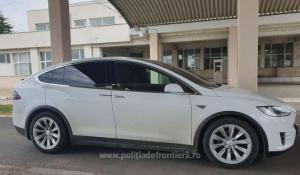 Români prinşi la frontieră cu două maşini Tesla de 160.000 €, furate din Norvegia