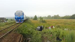Tânăr la volanul unui BMW, spulberat de tren în Maramureş. Băiatul a fost aruncat din maşină, în urma impactului