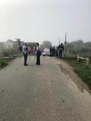 Tânăr la volanul unui BMW, spulberat de tren în Maramureş. Băiatul a fost aruncat din maşină, în urma impactului