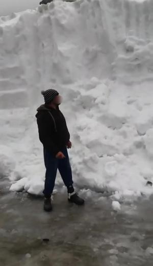 Zăpadă de peste 3 metri într-o parcare la Bâlea Lac. Un strat fin de omăt s-a depus peste cel rămas din iarnă
