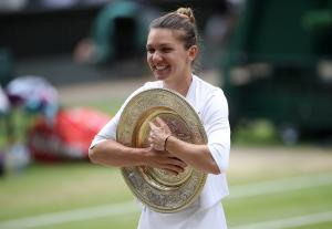 Simona Halep a câştigat finala de la Wimbledon. Românca a spulberat-o pe Serena Williams în două seturi, 6-2, 6-2
