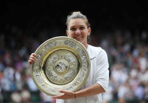Simona Halep a îmbrățișat trofeul de la Wimbledon: ”Nu am jucat niciodată mai bine ca azi”