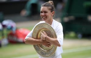Simona Halep a îmbrățișat trofeul de la Wimbledon: ”Nu am jucat niciodată mai bine ca azi”