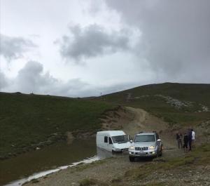 Microbuz cu turiști blocat în apropiere de Transalpina, într-o baltă, pe un drum forestier