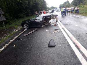 BMW rupt în două la Avrig, după ce şoferul a intrat pe contrasens. Un tânăr a murit, alţi doi, grav răniţi