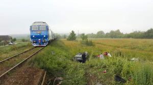 Alai de mire pentru Dănuţ, tânărul de 20 de ani mort la Fersig, în Maramureş. BMW-ul lui, strivit de tren
