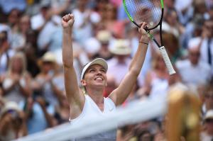 Simona Halep a revenit în România, cu trofeul de la Wimbledon. Ceremonie de primire pe Aeroportul Otopeni (Live Video)