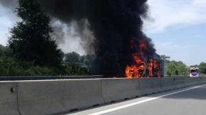 Un şofer român s-a salvat în ultima clipă din camionul mistuit de flăcări uriaşe, lângă Viena (video)