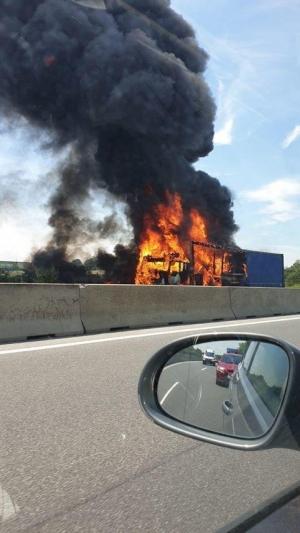 Un şofer român s-a salvat în ultima clipă din camionul mistuit de flăcări uriaşe, lângă Viena (video)