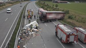 Un şofer de TIR a făcut infarct la volan, camionul lui a distrus rulota unei familii cu doi copii, în Germania