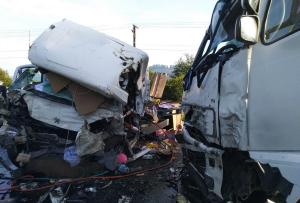 Imagini de groază la Sâmbăta de Jos. Un şofer de 20 de ani a murit pe loc, spulberat de TIR, după ce a intrat cu duba pe contrasens (Video)