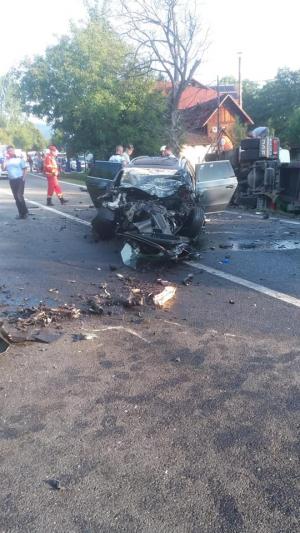 Imagini teribile la Călimăneşti, unde doi oameni au murit, într-un accident cu un TIR şi două autoturisme