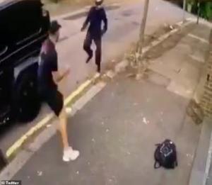 Fotbaliştii lui Arsenal Mesut Ozil şi Sead Kolasinac, atacaţi cu cuţite, la Londra (video)