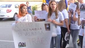 Colegele Alexandrei au ieşit în stradă, la Caracal, după ce adolescenta a fost ucisă de Gheorghe Dincă (video)