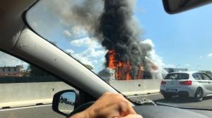 Şofer de TIR carbonizat în cabină, două camioane au ars pe o autostradă din Italia (video)