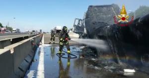 Şofer de TIR carbonizat în cabină, două camioane au ars pe o autostradă din Italia (video)