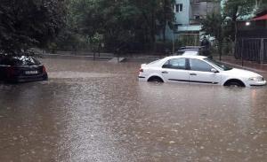 Străzi înghițite de ape în București, după o ploaie torențială