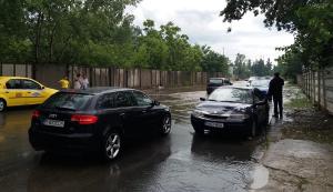 Străzi înghițite de ape în București, după o ploaie torențială