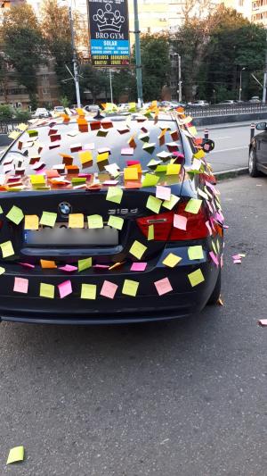 BMW bombardat cu declarații de dragoste într-o parcare din București: ”Te iubesc, sufletul meu”