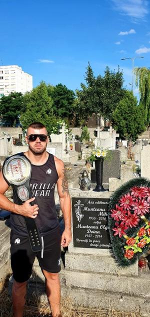 Marius s-a dus cu centura de campion al României la K1 la mormântul părinţilor lui: "M-am întors, cum am promis!"