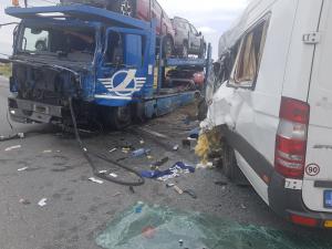 Imagini dramatice de la accidentul în lanţ din Olt. Un microbuz cu pasageri, un TIR şi alte 4 maşini s-au izbit