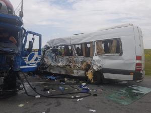Imagini dramatice de la accidentul în lanţ din Olt. Un microbuz cu pasageri, un TIR şi alte 4 maşini s-au izbit