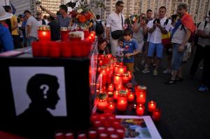 Altar de lumânări pentru Luiza și Alexandra, la protestul din Piața Victoriei (Video)