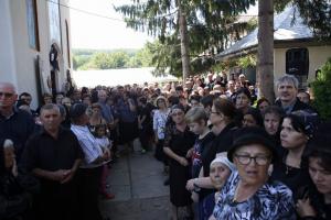 Mii de oameni la înmormântarea părintelui Marius Gabriel Bărăscu, ucis de ziua lui de un şofer intrat pe contrasens
