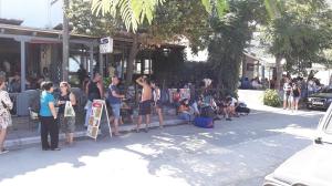 Sute de români sunt blocaţi de două zile pe o insulă din Grecia, nu au feribot să îi aducă acasă (video)