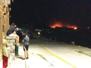 Incendii devastatoare pe insula unde sute de români sunt blocaţi de trei zile, în Grecia (video)