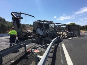 Şofer român în pericol de moarte, pe o autostradă din Franţa. N-a mai rămas nimic din camionul lui (video)